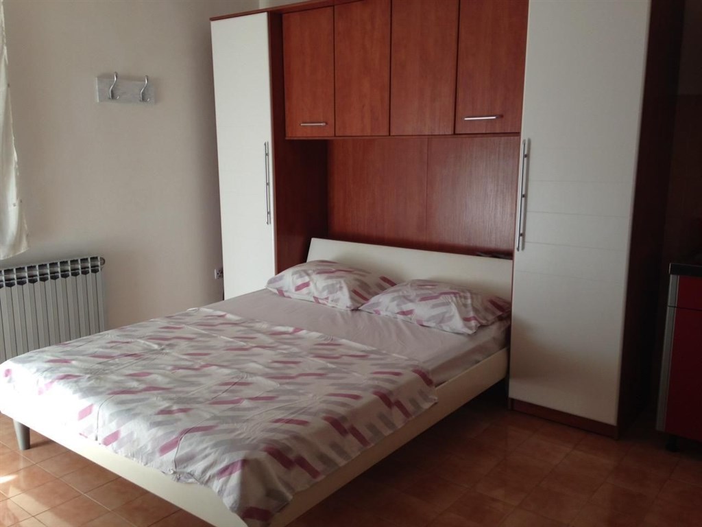 apartmanovy-dum-jen-100-m-od-more-pag-chorvatsko