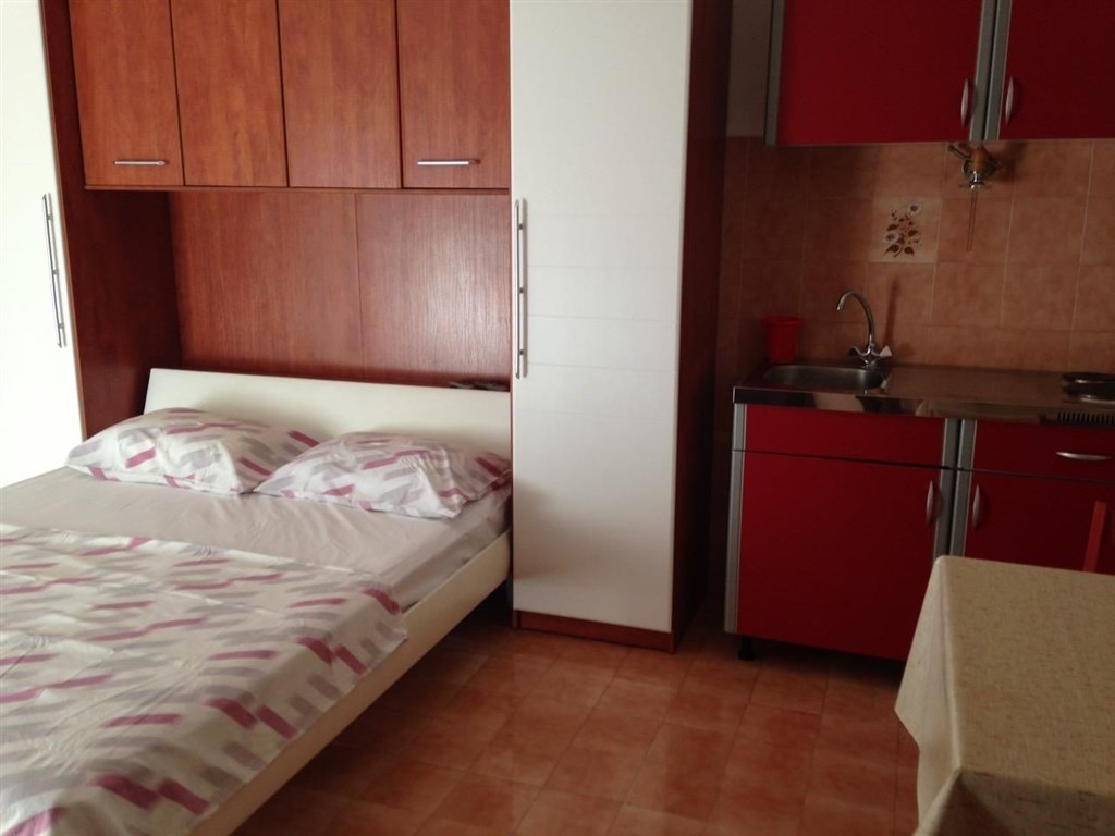 apartmanovy-dum-jen-100-m-od-more-pag-chorvatsko