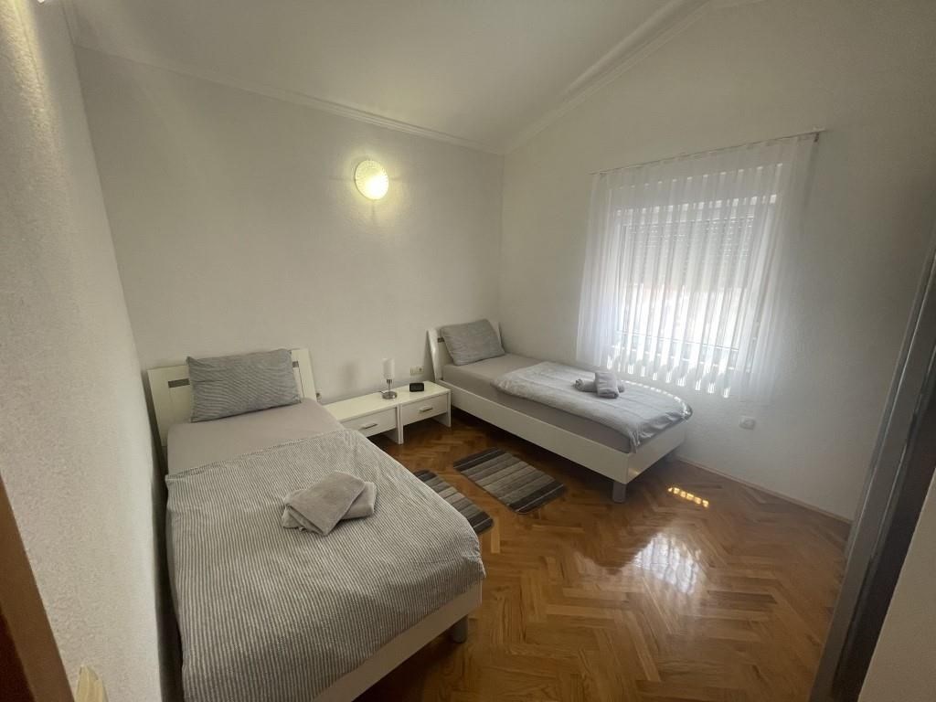 na-prodej-apartmanovy-dum-s-bazenem-blizko-more-kozino-chorvatsko