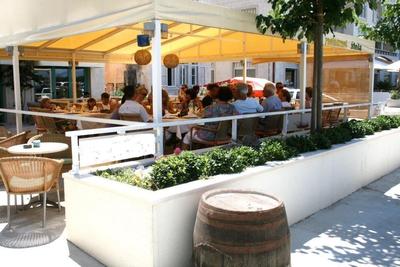 Komerční prostory (restaurace) v první řadě u moře, oblast Makarka, Chorvatsko