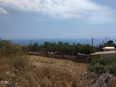 Kamenný dům s výhledem na moře v tradiční vesnici, Kréta, Řecko