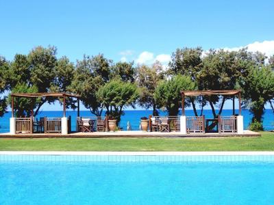 Hotel s bazénem v 1. řadě od moře a pláže, Kréta, Řecko
