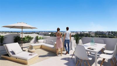 Nový atraktivní apartmán se střešní terasou, Alicante, Španělsko