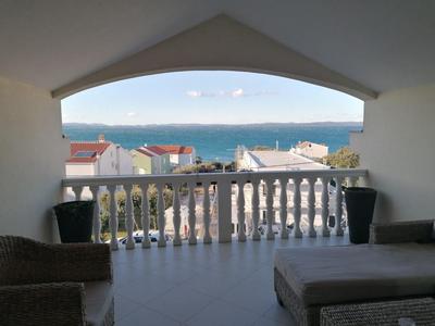 Na prodej dům se 3 apartmány a výhledem na moře, Petrcane, Chorvatsko