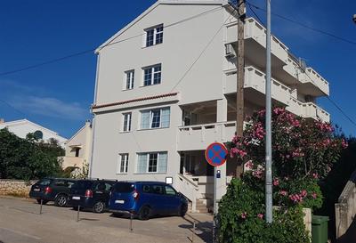 Na prodej apartmánový dům blízko centra města, Novalja, Chorvatsko