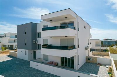 Na prodej nový penthouse jen 100 m od moře, Novalja, Chorvatsko