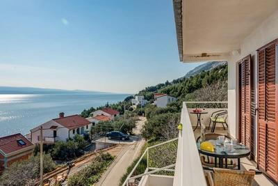 Na prodej dům s 2 bytovými jednotkami poblíž moře, Omiš, Chorvatsko