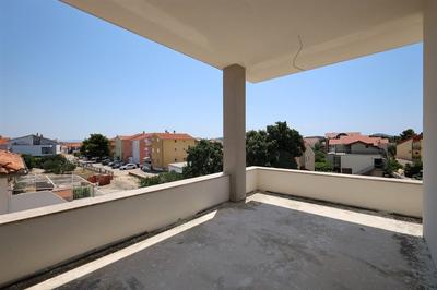 Na prodej apartmán se 3 ložnicemi a 2 terasami, Vodice, Chorvatsko