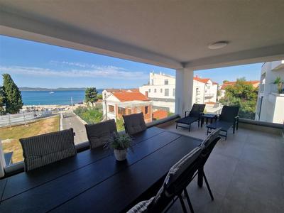 Na prodej apartmán se střešní terasou blízko moře, Zadar, Chorvatsko