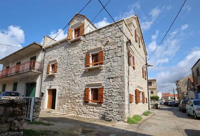 Na prodej zrenovovaný kamenný dům v centru města, Vodice, Chorvatsko