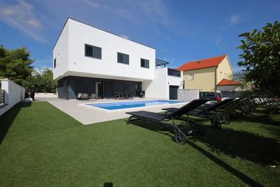 Na prodej nový rodinný dům s bazénem a zahradou, Vodice, Chorvatsko