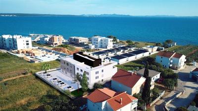 Nový dvoupodlažní apartmán se střešní terasou, Privlaka, Chorvatsko