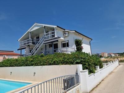 Na prodej dům s 5 apartmány poblíž moře, Privlaka, Chorvatsko