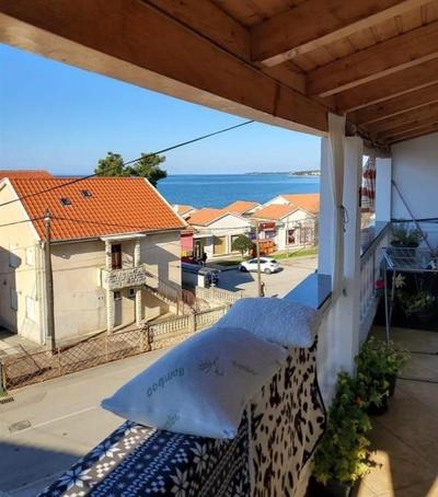 Na prodej hezká nemovitost se 4 apartmány jen 50 m od moře, Zadar, Chorvatsko