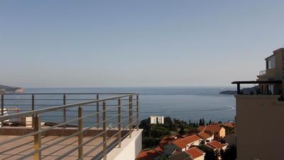 Na prodej nový apartmán se střešní terasou, Bečići, Černá Hora