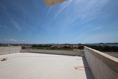 Na prodej nový apartmán se střešní terasou, Vodice, Chorvatsko