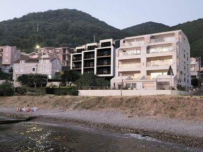 Na prodej nový apartmán s 1 ložnicí blízko moře, Tivat, Černá Hora