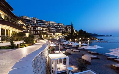 Na prodej luxusní apartmán v resortu přímo u moře, Budva, Černá Hora