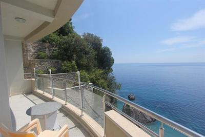 Na prodej nezařízený apartmán 50 m od moře, Rafailovici, Černá Hora