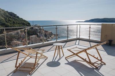 Na prodej luxusní apartmán se střešní terasou, Rafailovici, Černá Hora