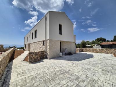 Na prodej nový dvoupodlažní dům s bazénem, Krk, Chorvatsko