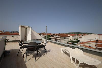 Na prodej vybavený apartmán se střešní terasou, Vodice, Chorvatsko