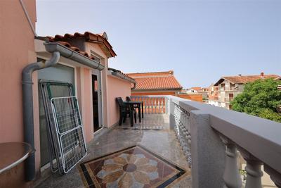 Na prodej vybavený apartmán s terasou, Vodice, Chorvatsko