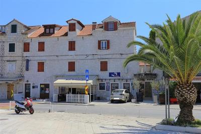 Na prodej kamenný dům s 3 apartmány přímo u moře, Trogir, Chorvatsko