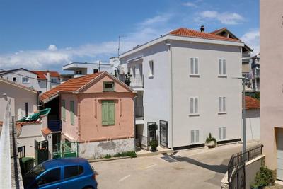 Na prodej apartmán poblíž moře a pláže, Vodice, Chorvatsko