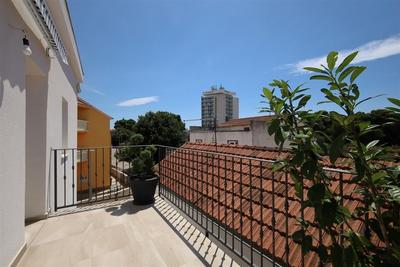 Na prodej dvoupodlažní apartmán poblíž moře, Vodice, Chorvatsko