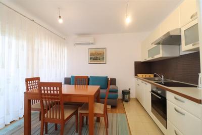 Na prodej vybavený apartmán s lodžií, Vodice, Chorvatsko