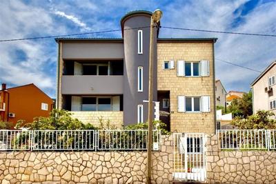 Na prodej dům se 3 apartmány v 1. řadě od moře, Trogir, Chorvatsko