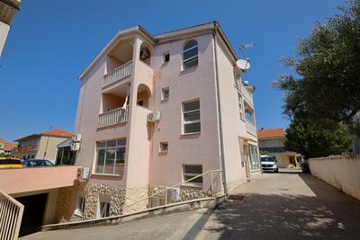 Na prodej zrenovovaný apartmán s 2 ložnicemi, Vodice, Chorvatsko