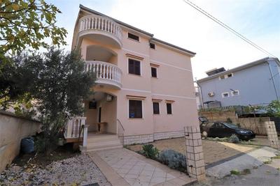 Na prodej dvoupatrový apartmánový dům, Vodice, Chorvatsko