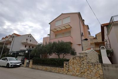 Na prodej dům se 4 apartmány a dvorkem, Vodice, Chorvatsko