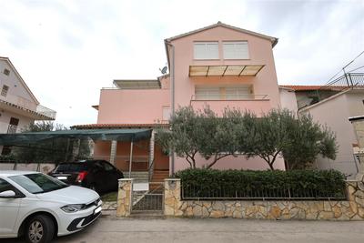 Na prodej dům se 4 apartmány a dvorkem, Vodice, Chorvatsko