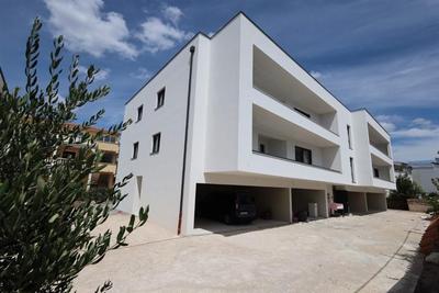 Na prodej dvoupodlažní apartmán s předzahrádkou, Vodice, Chorvatsko