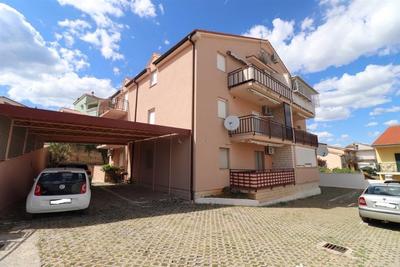 Na prodej vybavený apartmán s 3 ložnicemi, Vodice, Chorvatsko