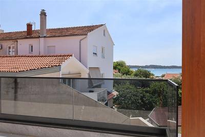 Na prodej nový apartmán se 3 ložnicemi a terasou, Vodice, Chorvatsko