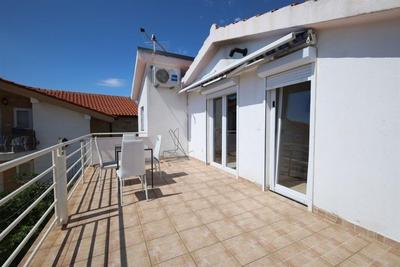 Na prodej vybavený apartmán s velkou terasou, Vodice, Chorvatsko