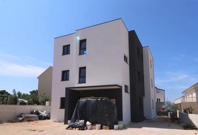 Na prodej nový apartmán s 2 ložnicemi a terasou, Vodice, Chorvatsko