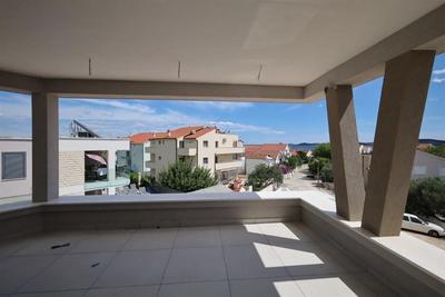 Na prodej prostorný apartmán se 3 ložnicemi, Vodice, Chorvatsko