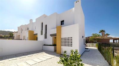 Na prodej moderní vila se zahradou, Alicante, Costa Blanca, Španělsko