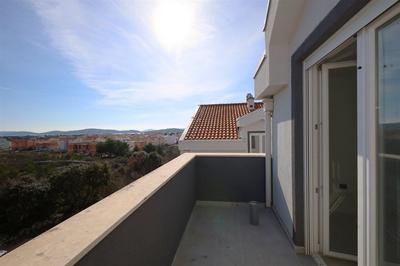 Na prodej nový apartmán s terasou s výhledem na moře, Vodice, Chorvatsko