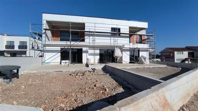 
Na prodej nový, prostorný apartmán s předzahrádkou, Vodice, Chorvatsko
