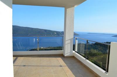 Na prodej apartmán 4+kk s balkonem a panoramatickým výhledem na moře, Herceg Novi, Černá Hora