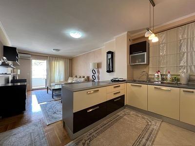 Na prodej zařízený apartmán s výhledem na moře, Makarska, Chorvatsko